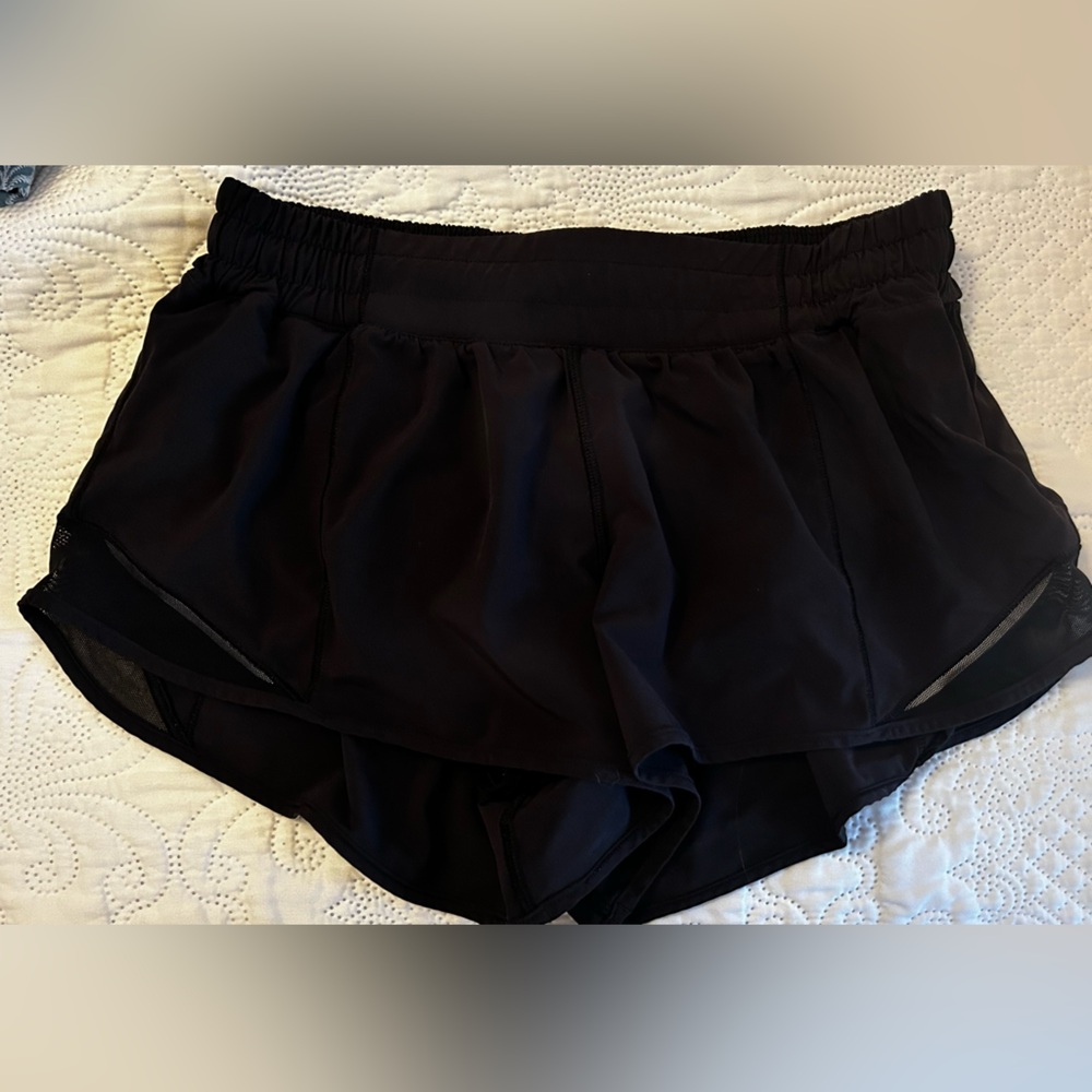 Black Lululemon Hotty Hot shorts 2.5”